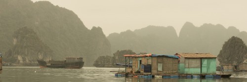 Làng nổi ở vịnh Hạ Long là một nét độc đáo khác của Việt Nam.